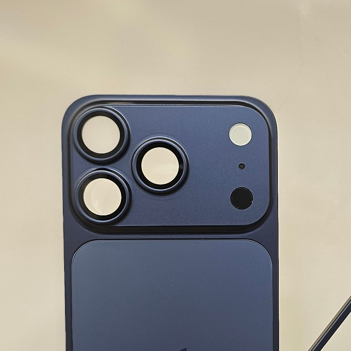 Metal Bumper Converter Case to iPhone 17 pro and 17 pro max